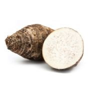 Aufgeschnittene Eddoe Taro-Knollen mit hellem Fruchtfleisch