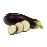 Aufgeschnittene Aubergine mit sichtbarem Fruchtfleisch