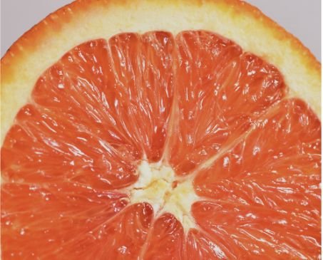 Geschälte Cara Cara Orange mit sichtbaren Fruchtsegmenten