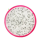 Aufgeschnittene weiße Pitahaya mit weißem Fruchtfleisch und schwarzen Kernen