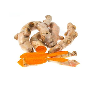 Frischer Kurkuma mit orangegelbem Inneren und brauner Schale