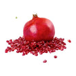 Frische Granatäpfel mit roter Schale und saftigen Kernen