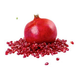 Frische Granatäpfel mit roter Schale und saftigen Kernen