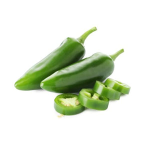 Frische grüne Jalapeños mit kräftig grüner Schale