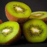Aufgeschnittene grüne Kiwi mit essbaren schwarzen Kernen