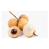Aufgeschnittene Longan mit glasigem Fruchtfleisch und dunklem Kern