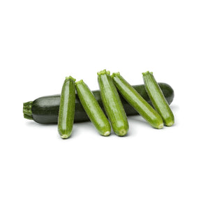 Frische Mini Zucchini mit zarter grüner Schale