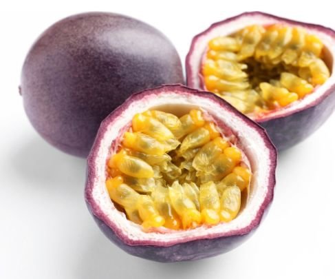 Frische Passionsfrucht mit violetter Schale und aromatischem Fruchtfleisch