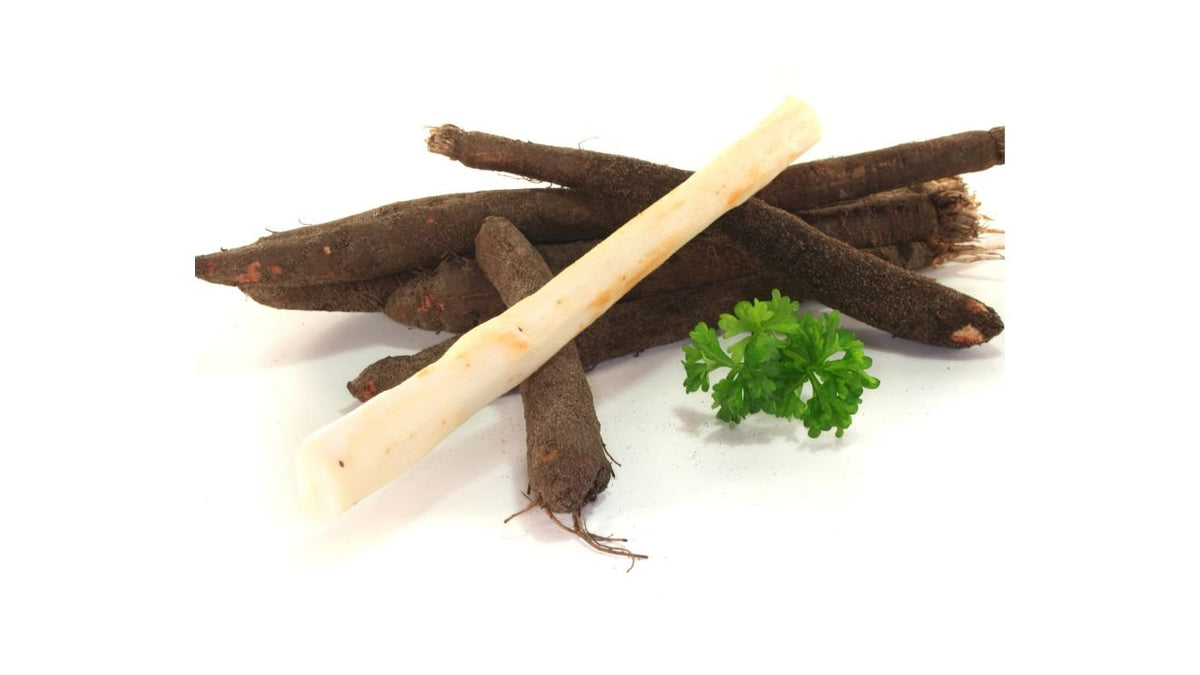 Geschälte Schwarzwurzeln mit hellem Wurzelfleisch